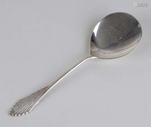 Silver petit scoop, 833/000, with fan-shaped handle. MT