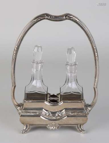 Oil and vinegar set in silver holder, 800/000. 2 carafs