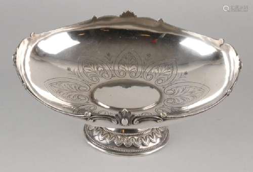 Very nice oval dish, 800/000, with a decorated rim