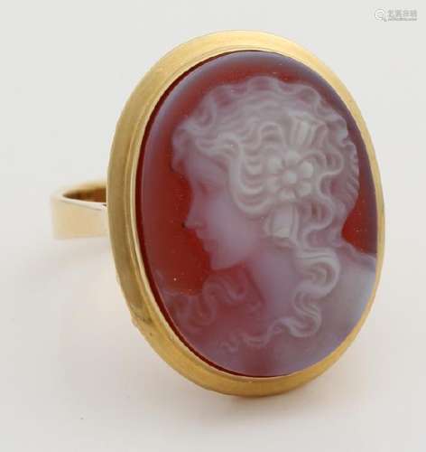 Yellow gold ring, 585/000, with a fine cut oval agate