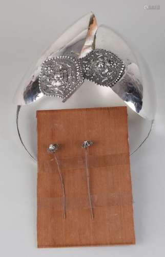 Silver earring, Frisian, 833/000, with silver pieces