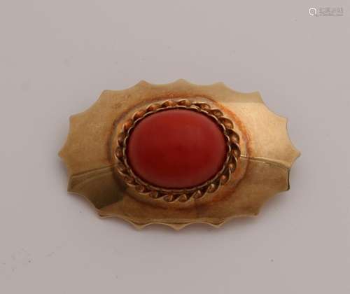 Yellow gold brooch, 585/000, with blood coral. An oval