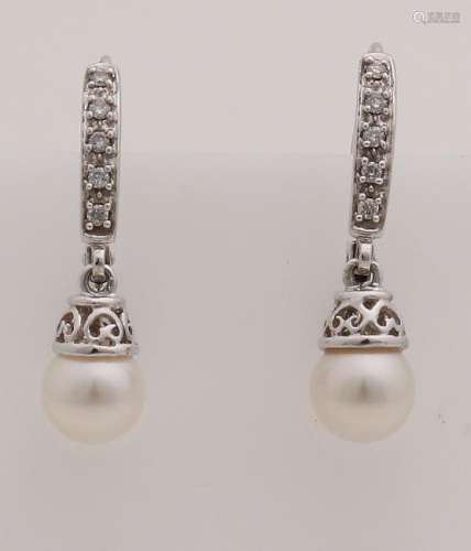 White gold earrings, 585/000, with pearl and diamond.