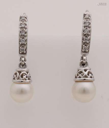 White gold earrings, 585/000, with pearl and diamond.