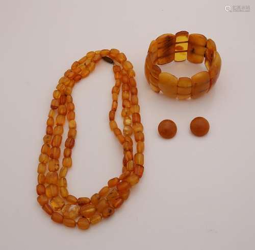 Lot amber jewelry with earclips, a bracelet and a long