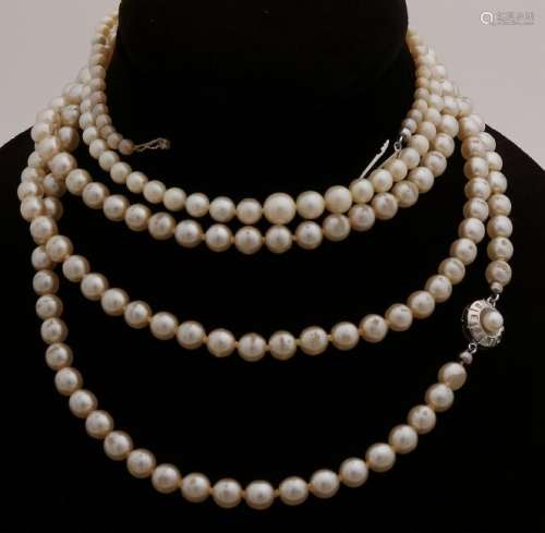 Two pearl necklace. A necklace of cultive pearls,