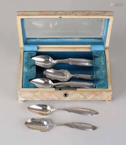 Mother-of-pearl box with silver spoons, 833/000.