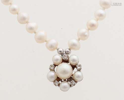 Necklace of pearls with white gold clasp and pendant,