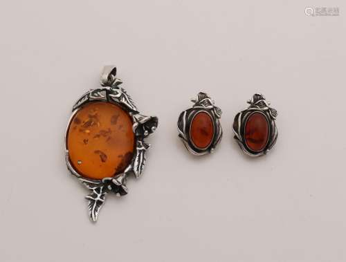 Silver pendant and earclips, 925/000, with amber.