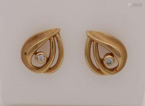 Yellow gold earrings, 750/000, with diamonds. Ear studs