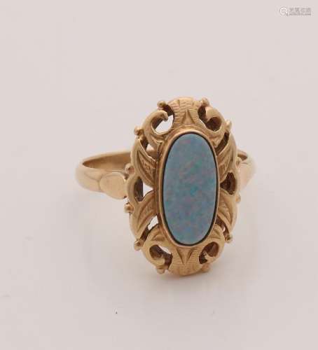 Yellow gold ring, 585/000, with an oval blue opal in a