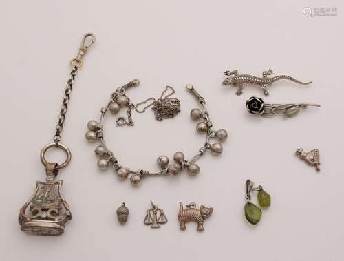 Lot of jewelery with silver brooches, necklace, stamp,