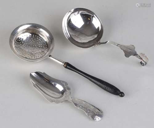 Lot with three parts silver, 833/000, with a tea