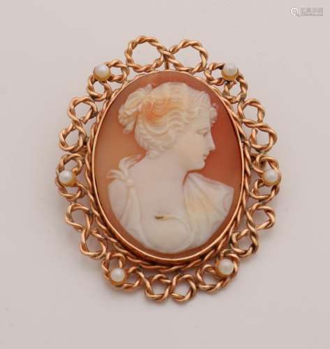 Red gold brooch, 585/000, with shell and pearls. Oval