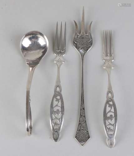 Lot with 4 parts silver cutlery, a ladle, 925/000, with