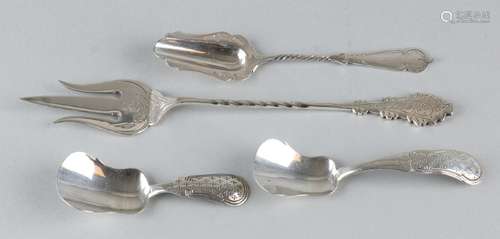 Lot with 4 silver cutlery pieces with 2 sugar scoops,