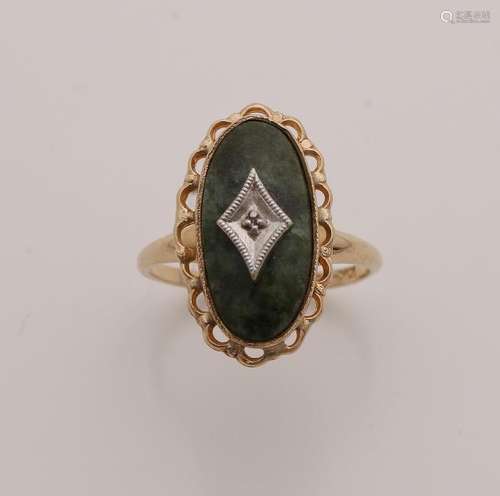 Yellow gold ring, 585/000, with oval nephrite stone