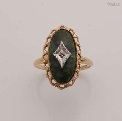 Yellow gold ring, 585/000, with oval nephrite stone
