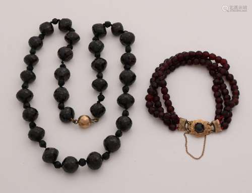 necklace and bracelet with garnets with a yellow gold