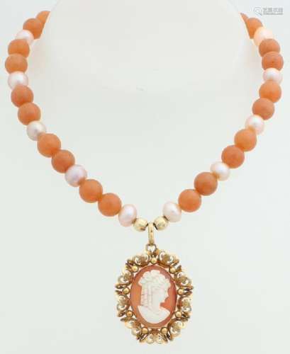 Necklace of honey agate and pearls with a golden cameo,