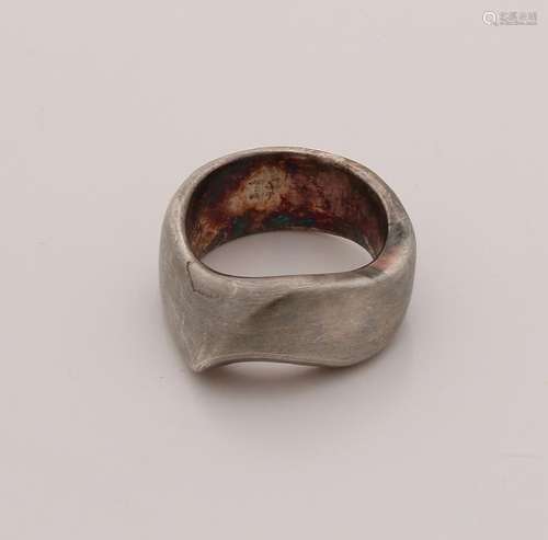 Solid silver wavy ring, 925/000, 9 mm wide matted.