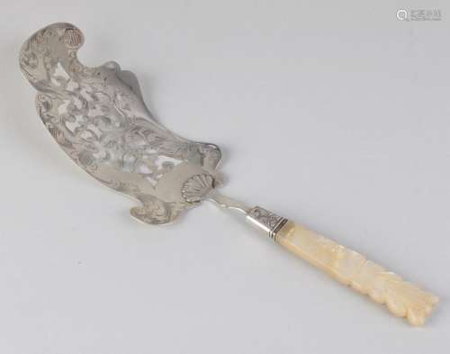 Silver fish scoop with mother-of-pearl handle, 833/000.