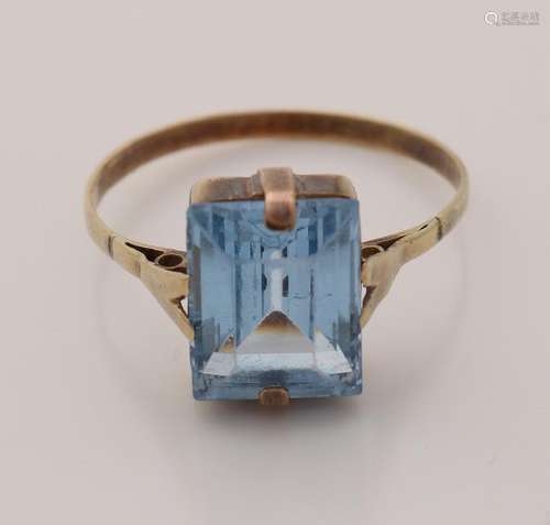 Golden ring, 585/000, with blue topaz. Ring with