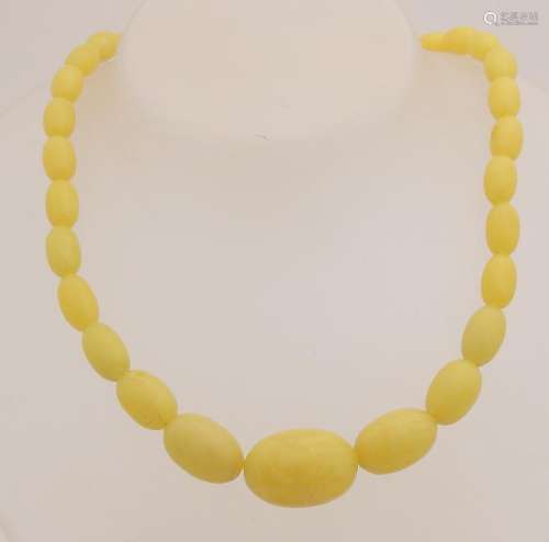 Necklace with oval-shaped beaded copal with a