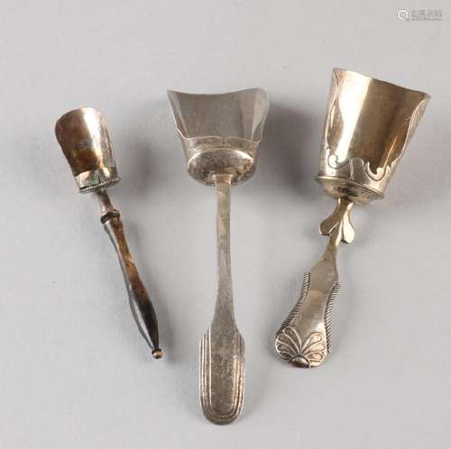 Three silver sugar scoops, 833/000. with coal