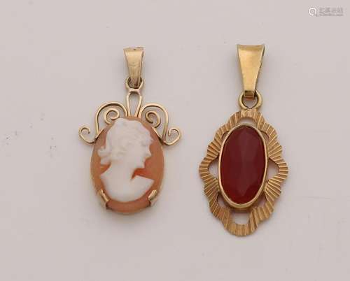 Two yellow gold pendants, 585/000, an oval model with a