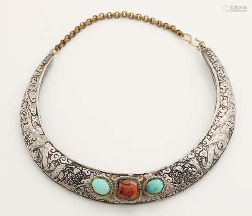 Necklace in white metal, with an arrangement with