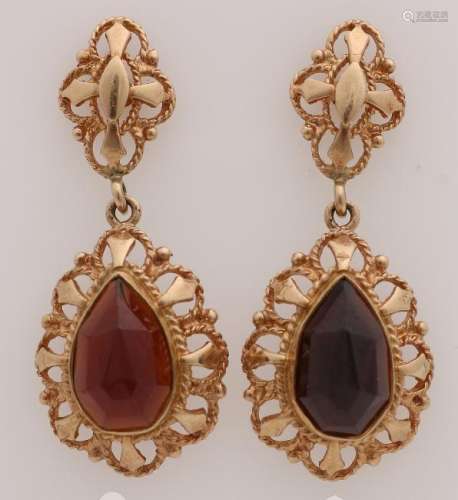 Yellow gold earrings, 585/000, with garnet. Twinned