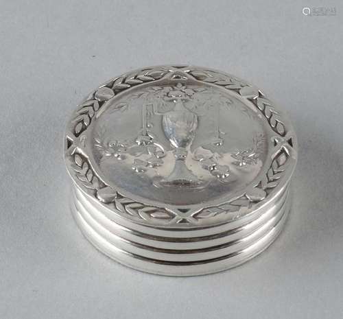 Round silver pillbox, 925/000, with hinged lid