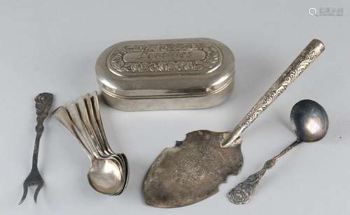 Lot plated consisting of a cake server, 5 teaspoons,