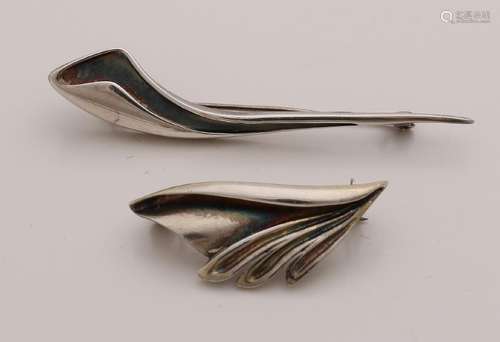 Two silver brooches, 925/000, with matted finish.