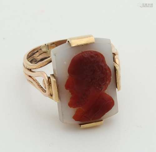 Golden ring, 585/000, agate cameo. Gold ring openwork