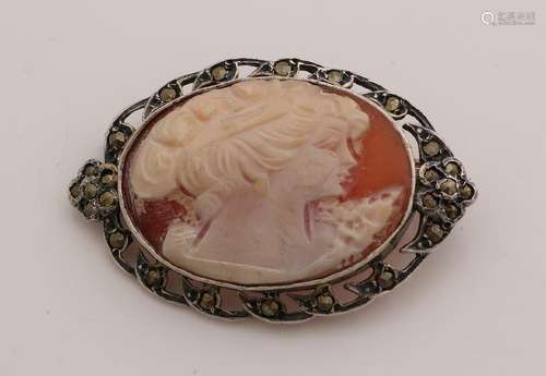 Silver brooch, 925/000, with a shell bowl and a border