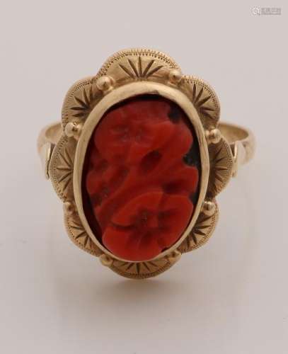 Yellow gold ring, 585/000, with red coral. Oval ring