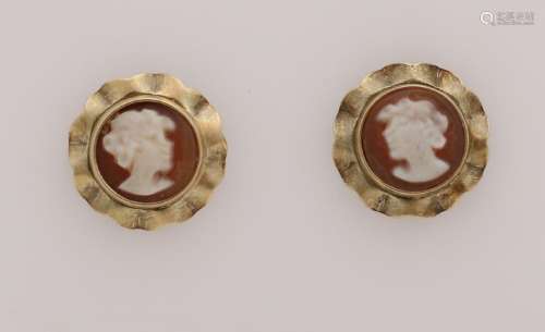 Yellow gold earrings, 585/000, with cameo. Small round