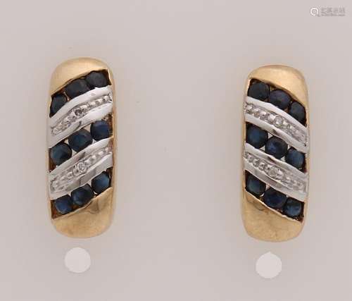 Ear studs, 416/000, with sapphire and diamond.