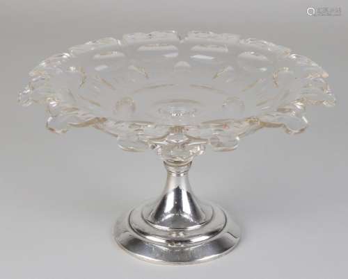 Crystal tazza on silver base. Round crystal tazza with
