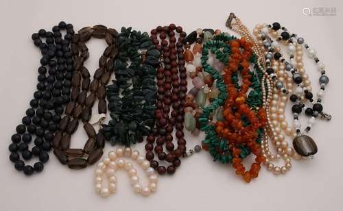 Lot with gemstones necklaces with malachite, pearls,