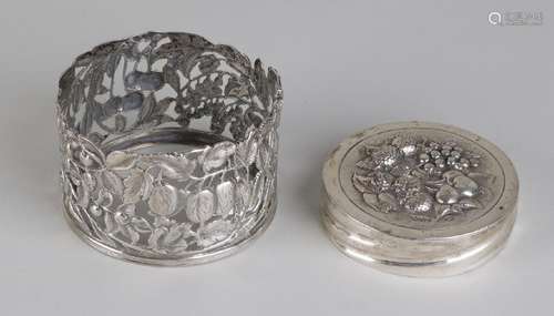 Silver jam jar holder and lid, 833/000. Round openwork