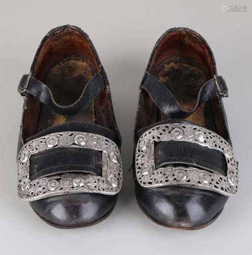 Pair of shoes decorated with silver buckles, 833/000,