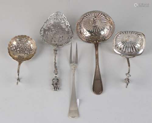 Lot of silver, with 3 spoons, a petitfour scoop and a