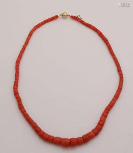 Necklace of red corals, extending, 5-10 mm, with a