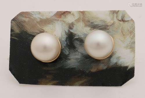 Yellow gold earrings, 585/000, with pearl, ø 8 mm.