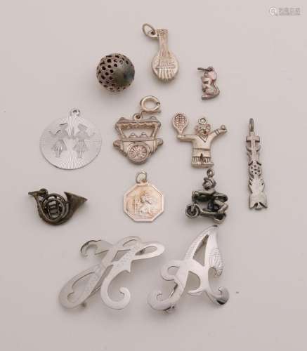 Lot with 10 silver charms and 2 letter brooches. total