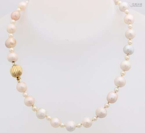Necklace of freshwater and cultic pearls, multicolour,