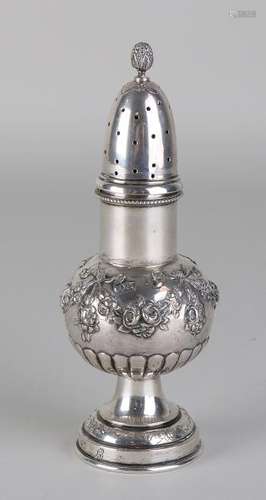 Silver spreader, 800/000, placed on a round base